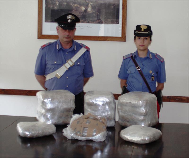 Sedici chili di marijuana nascosti tra le cipolle, arrestato 