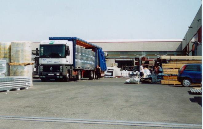 Prende fuoco un cassone dei rifiuti