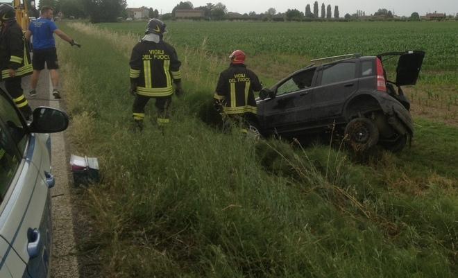 Vola fuori strada con la Panda