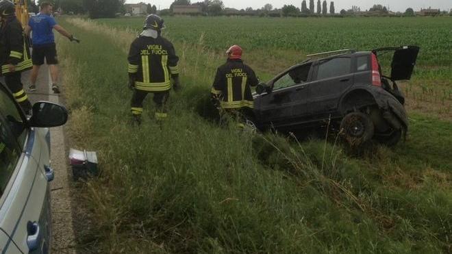 Vola fuori strada con la Panda