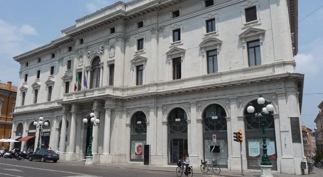 Sequestrati centinaia di articoli non a norma