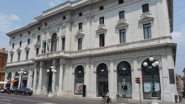 Sequestrati centinaia di articoli non a norma