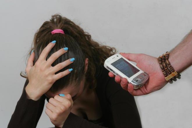 Diffonde in rete le foto osé di una 13enne, denunciato il fidanzatino