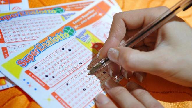 Superenalotto, la dea bendata bacia Olbia: vinti 20 milioni di euro