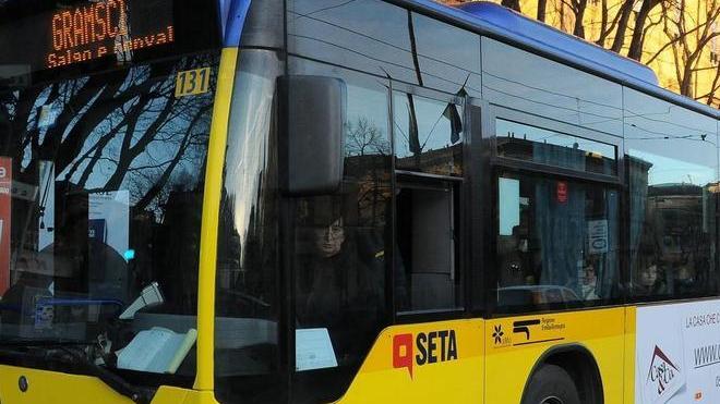Bus passa sui piedi di uno scolaro