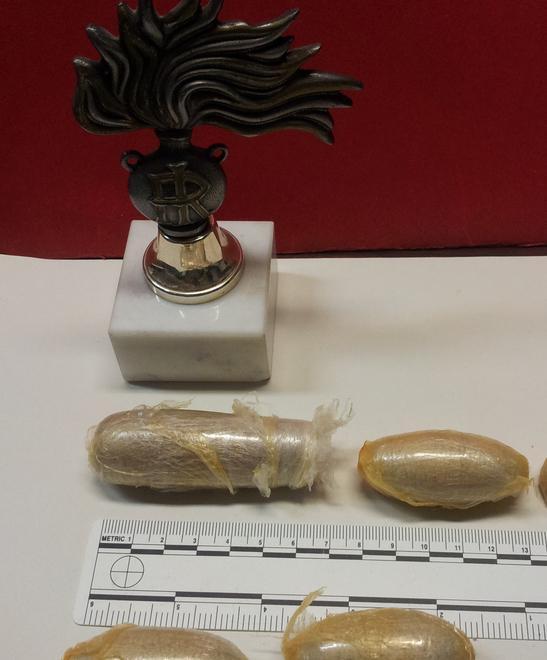 Ovuli di “coca” nascosti in un salame