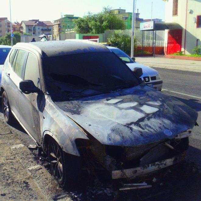 Auto in fiamme nella notte, indagano i carabinieri