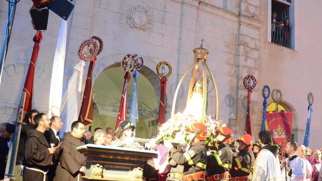 Madonnina in processione col pensiero ai sofferenti