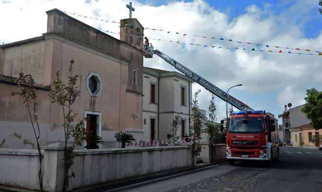 Calcinacci dal campanile, intervento dei vigili del fuoco