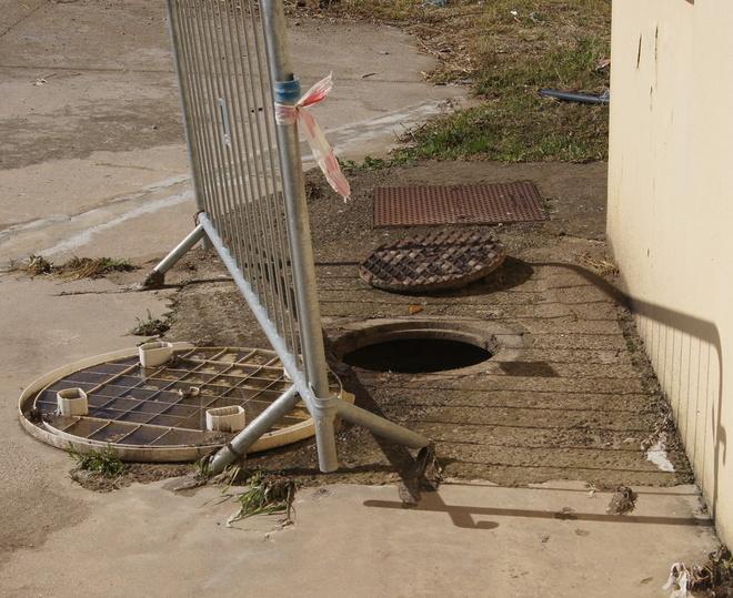 Un fiume di liquami invade lo stadio Manconi 