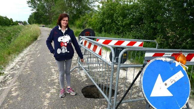 Strada chiusa da tre mesi per una buca