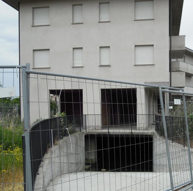 Il palazzo fantasma cambia proprietario e finisce in consiglio