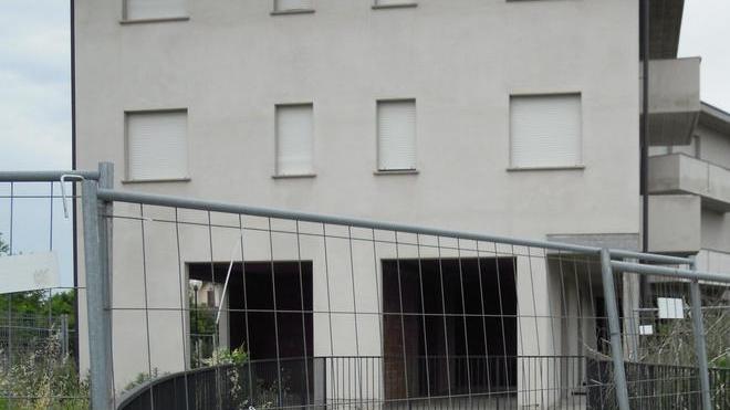 Il palazzo fantasma cambia proprietario e finisce in consiglio