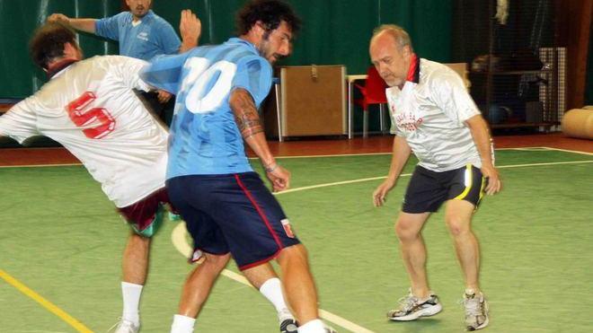 Il sindaco tiene per 30’ a calcetto
