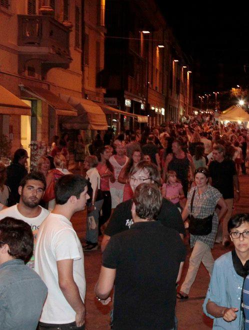 La “movida” in centro storico con musica e negozi aperti