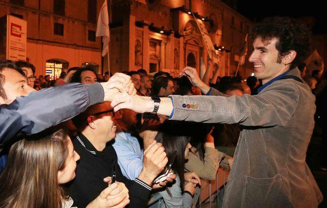 M5S, gli over 60 contestano il banchetto 