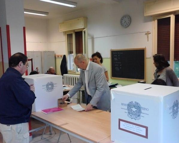 Aperti i seggi alle ore 7, prime code alla scuola Manzoni di Borgo Punta, mentre all’Arengo dopo 20 minuti aveva votato solo monsignor Bentivoglio 