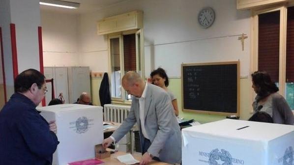 Aperti i seggi alle ore 7, prime code alla scuola Manzoni di Borgo Punta, mentre all’Arengo dopo 20 minuti aveva votato solo monsignor Bentivoglio
