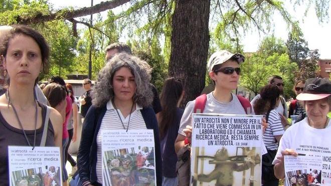 «Basta esperimenti su quelle scimmie» protesta al Policlinico