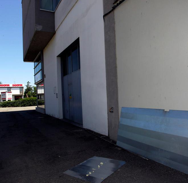 Spaccata con furgone e razzia 