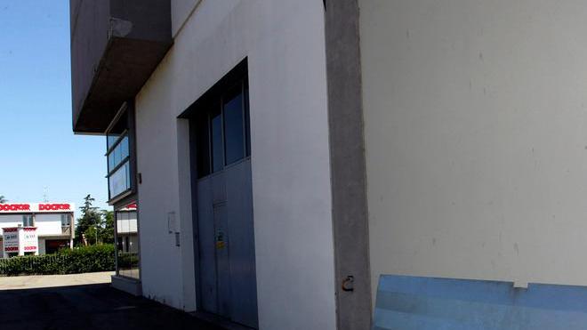 Spaccata con furgone e razzia