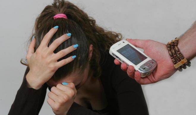 Mette in rete le foto osé della fidanzatina 