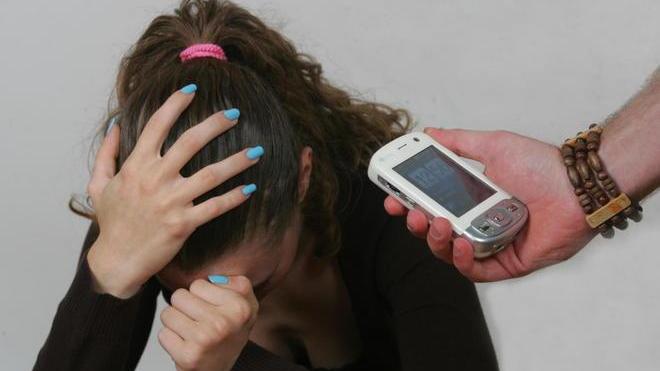 Mette in rete le foto osé della fidanzatina