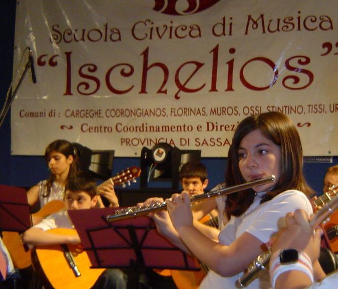 A Usini sul palco per il saggio gli allievi della scuola Ischelios