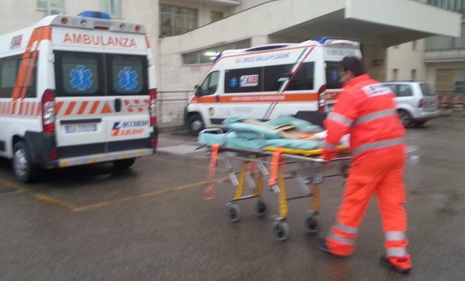 Ambulanze in “ostaggio” per carenza di lettighe