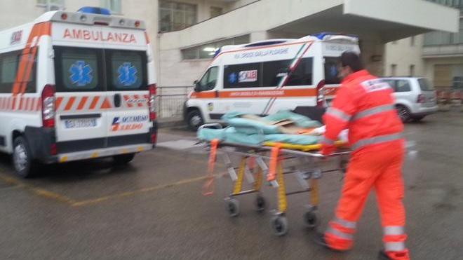 Ambulanze in “ostaggio” per carenza di lettighe