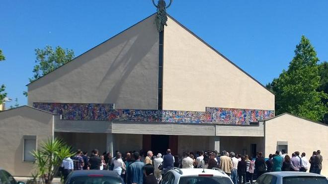 L’ultimo saluto alla piccola Angela, grande commozione