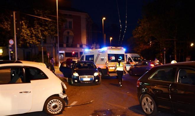 Schianto fra quattro auto Feriti lievi, incrocio in tilt