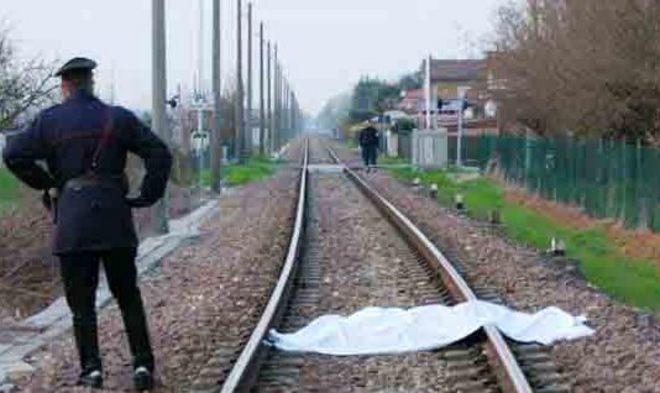 Suicida sui binari Fermati i convogli