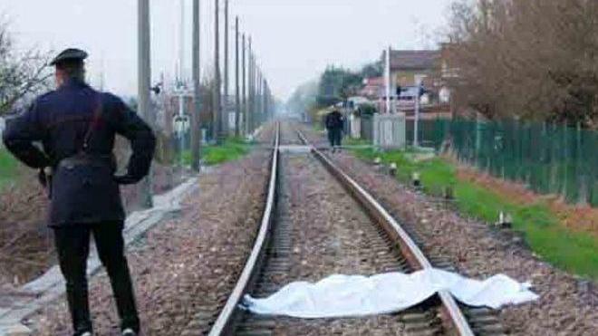 Suicida sui binari Fermati i convogli