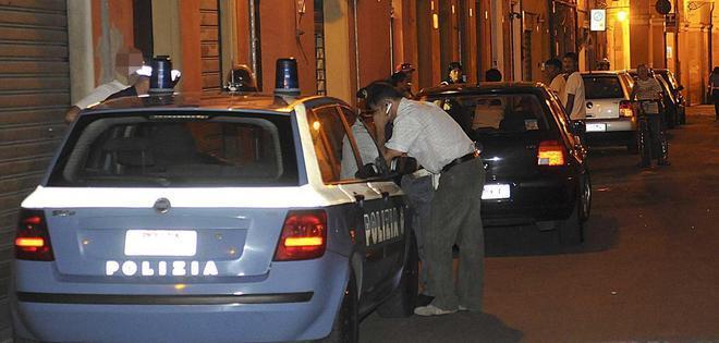 Rua Pioppa, getta la droga in strada Tre arresti e due denunce della Volante