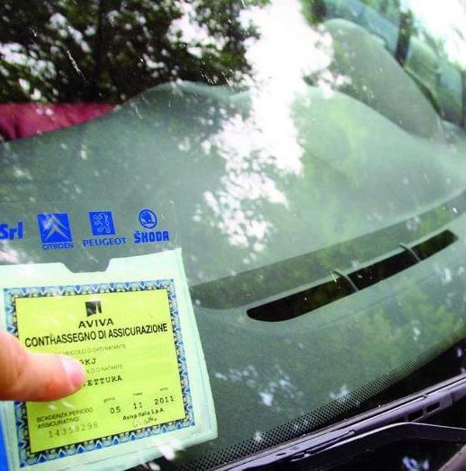 Falsificata la data sull’assicurazione dell’auto: denunciato