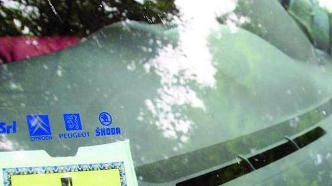 Falsificata la data sull’assicurazione dell’auto: denunciato