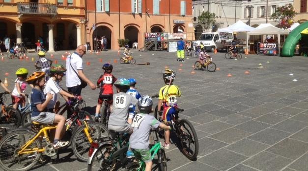 Il paese invaso dalle biciclette E oggi c’è lo show di Brumotti