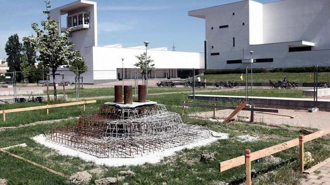 Modena, “Appare” un monumento ed è polemica - FOTO