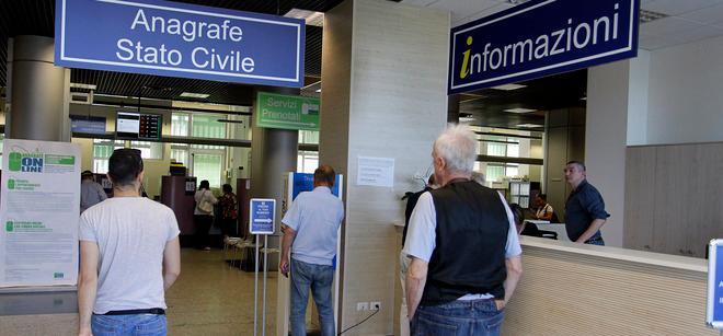 Via Santi presa d’assalto per i certificati 