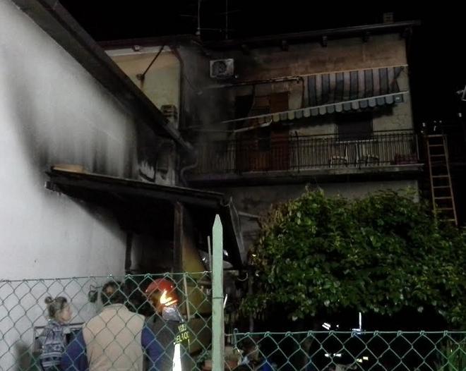 Grande incendio nella notte a Gavello Evacuate tre persone da un’abitazione 