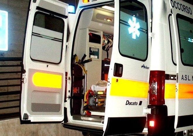 Guardia chiusa davanti ai pazienti e calci alla volontaria che protesta: medico denunciato