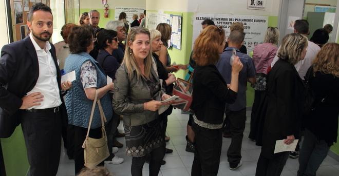Elettori in coda dal mattino, dati in crescita rispetto al 2012 