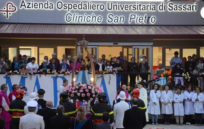 In preghiera con gli ammalati 