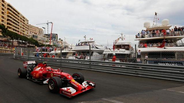 Rosberg domina, Hamilton furioso