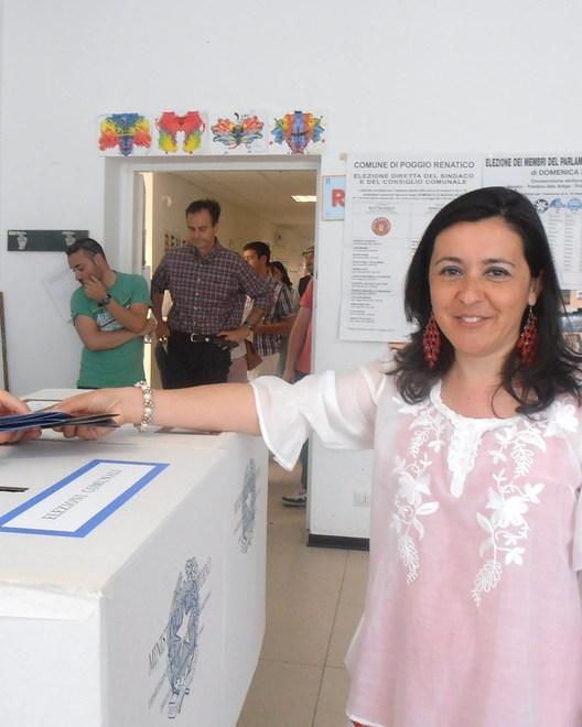 Lunghe file di mattina presto In attesa anche i candidati