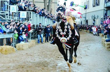 IL SOLE, LA LUNA, LE STELLE Esplode la primavera. Sa pipia de maju simbolo del passaggio delle stagioni