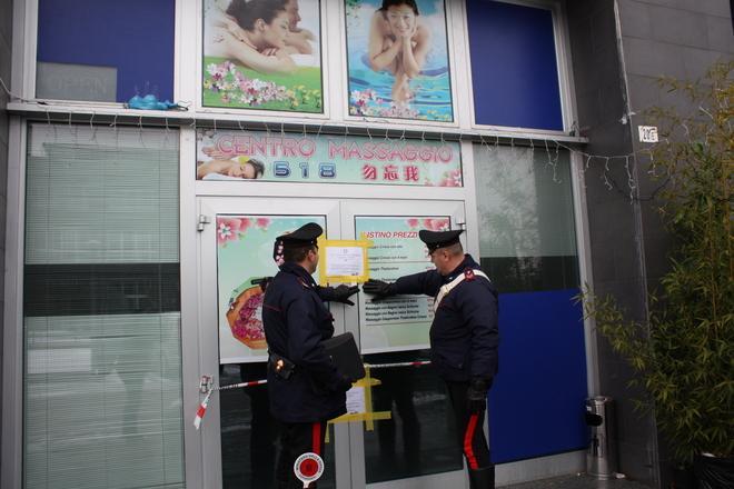 Massaggiatori senza qualifica, multa e sigilli in due centri  