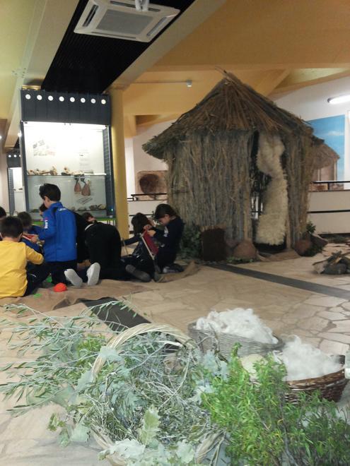 Che spasso il museo: i bambini costruiscono, tessono, scavano e indagano sui reperti trafugati 