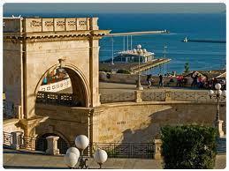 La torre del bastione s’illumina di giallo: Amnesty International compie 53 anni 